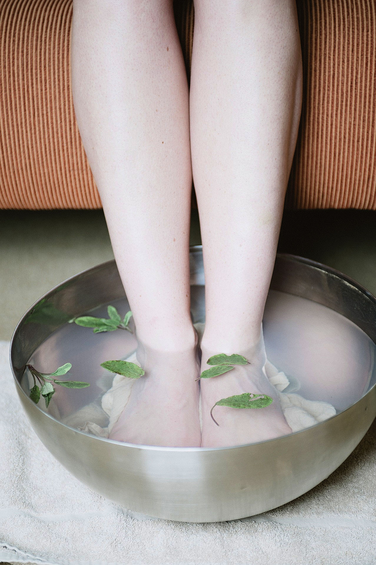 Foot bath with sage against excessive sweating